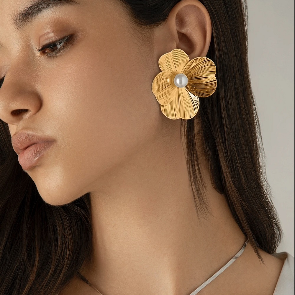 Golden Fashion Pearl Metal Flower Earrings