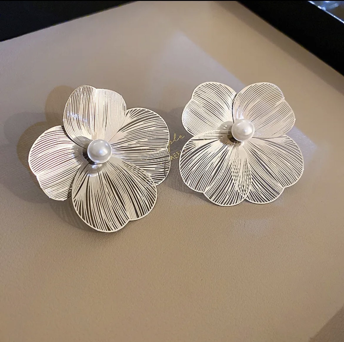 Silver Fashion Pearl Metal Flower Earrings