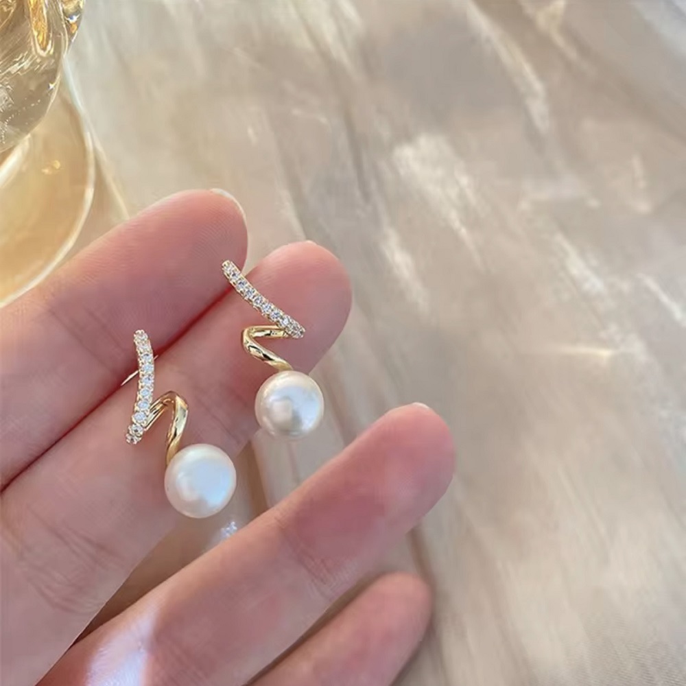 Twisted Pearl Minimalist Cute Earring